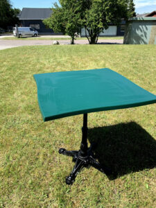 Grøn udendørs bordplade m/bølget kant m/løvefod 4 bordstel