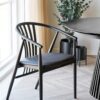 Elegant Linea armstol i sort med tremmer og slidstærkt PU sæde